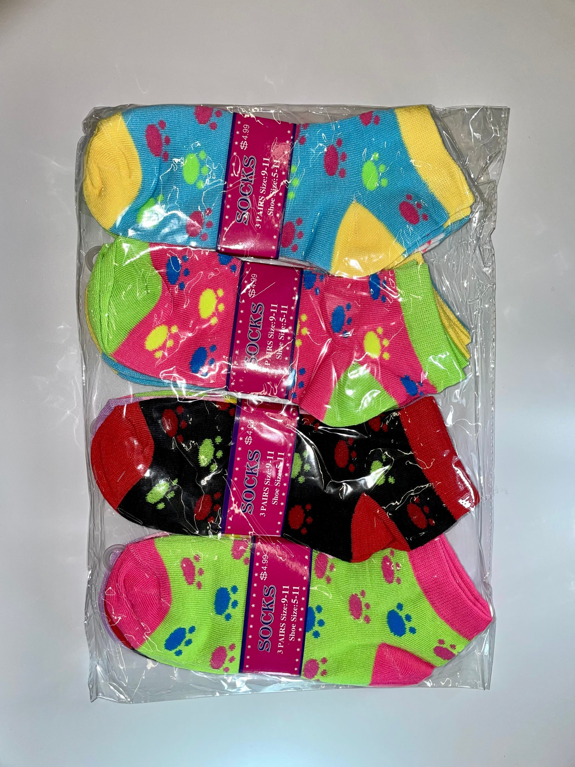"Green women's ankle socks with a padded headband and a stretchy fit"